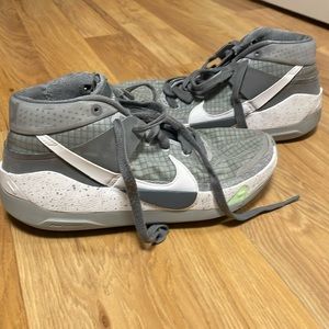 Nike Women’s 8.5 Wolf Grey CK6017 Kevin Durant Sneakers
